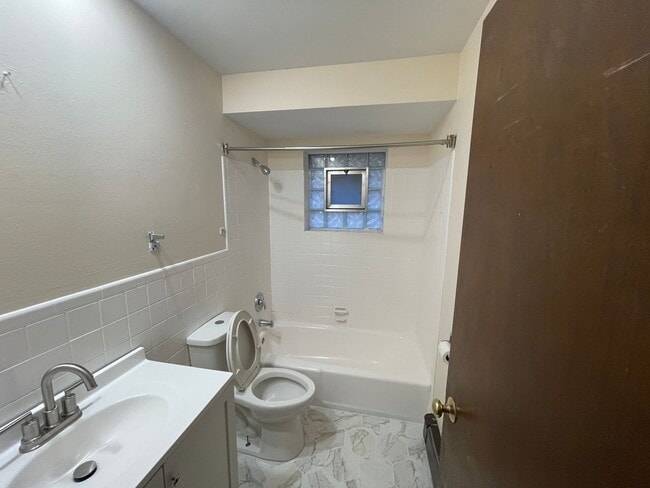 Building Photo - 1912 W State St