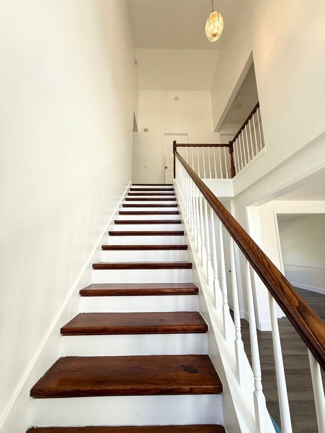 Building Photo - Beautifully Updated 4-Bedroom Home with Po...