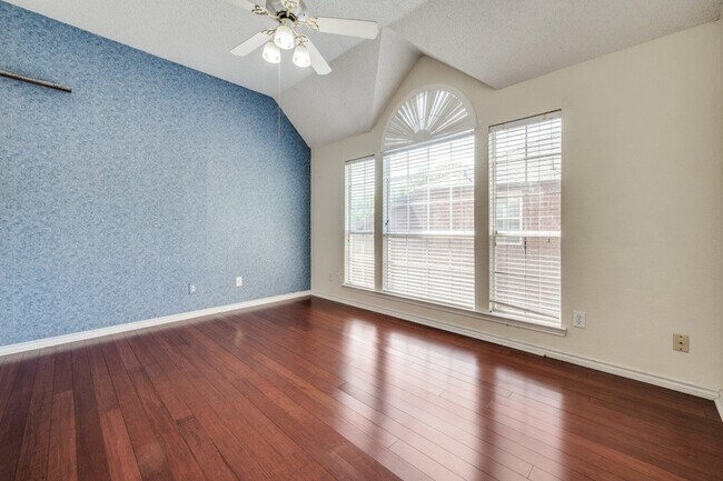 Building Photo - 2704 Crestwood Ln