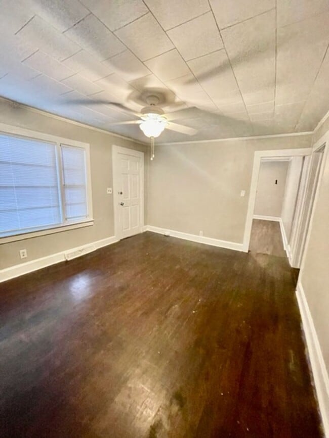 Building Photo - Adorable 2 bedroom 1 bath home . Located i...