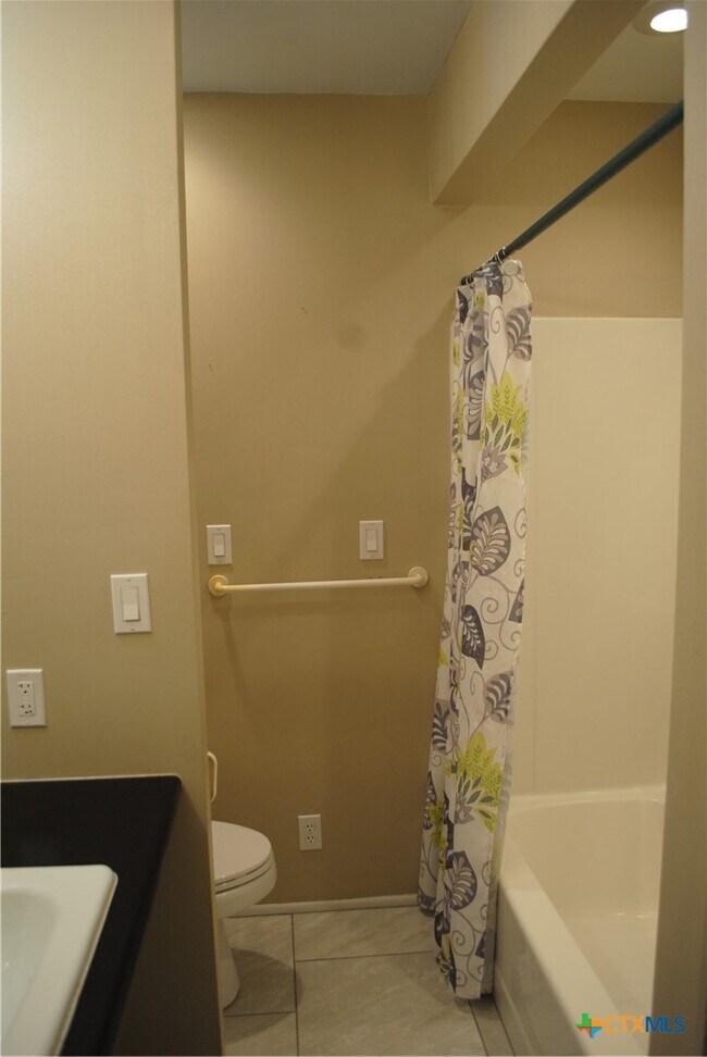 Building Photo - 13019 W Adams Ave