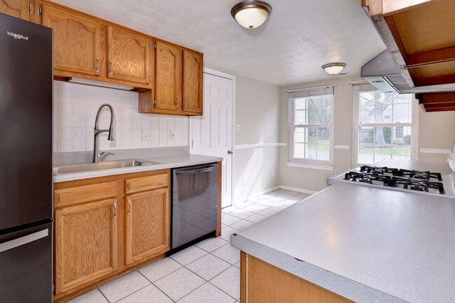Building Photo - Spacious Duplex in Coventry