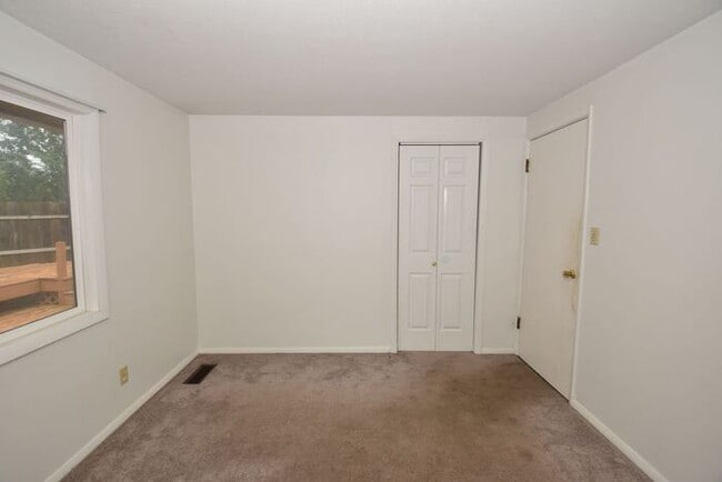 Building Photo - East side of South Bend 3 bedroom, 1.5 bat...