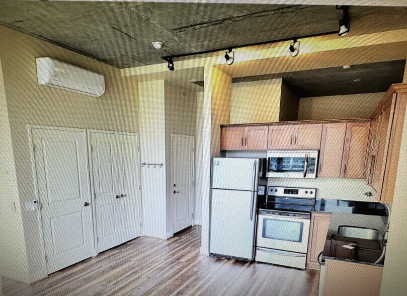 Building Photo - 851 W Front St