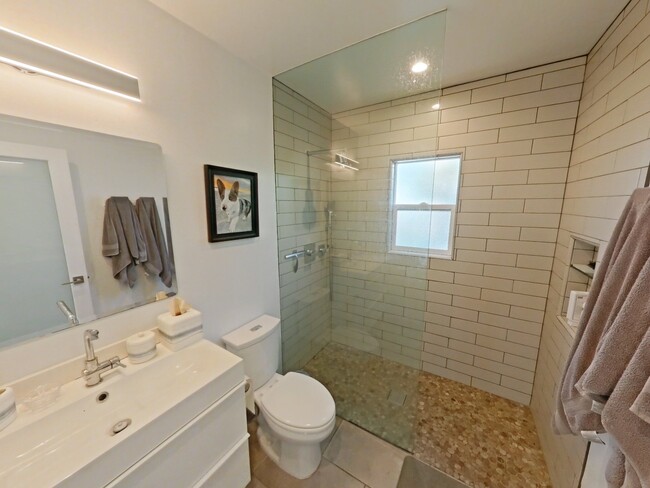 Building Photo - Spanish Modern 2-Bedroom Home with Standal...