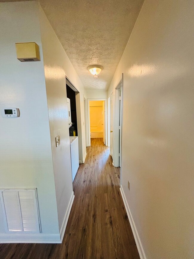 Building Photo - 3 Bedroom, 2 Bath Apartment