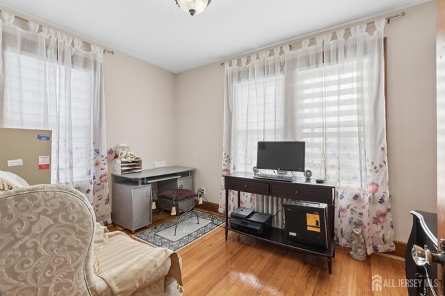 Building Photo - 415 Main St