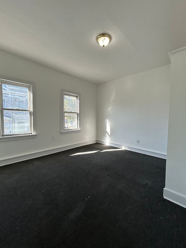 Building Photo - Cozy Home For Small Family
