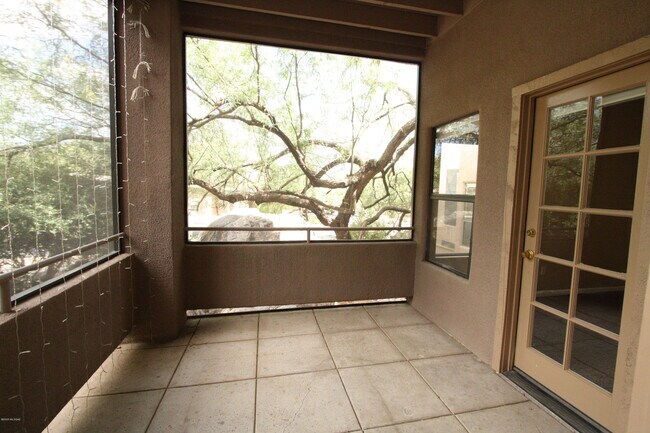 Building Photo - 6655 N Canyon Crest Dr