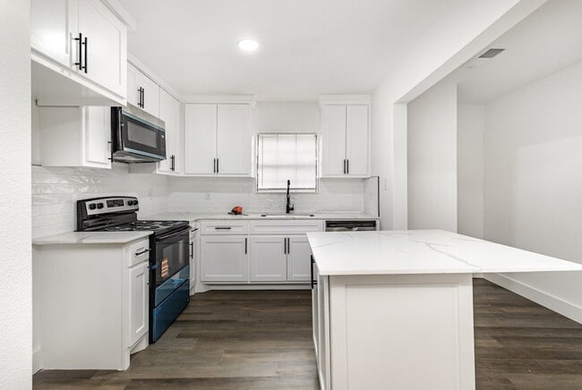 Building Photo - 1527 Columbia Ave