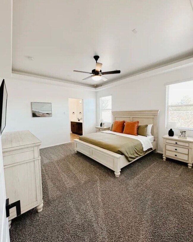 Building Photo - Beautiful newer townhome with Mountain View’s