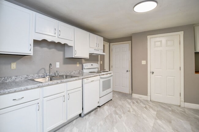 Building Photo - 4 Bed 1 Bath Single Family Home