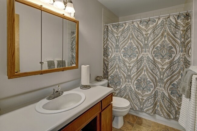 Building Photo - Bay Arms