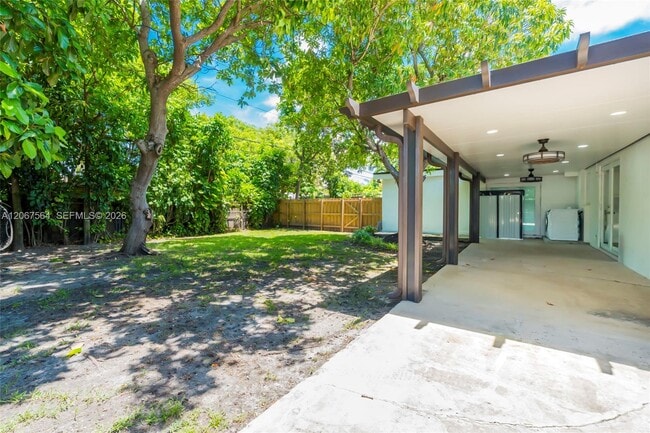 Building Photo - 9841 Dominican Dr