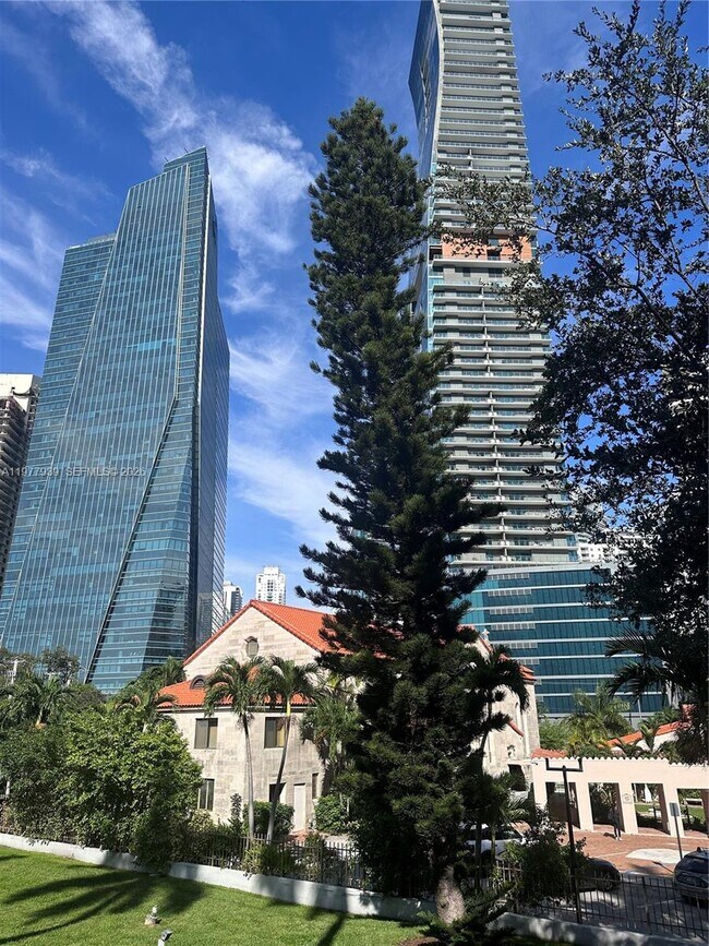 Building Photo - 1541 Brickell Ave