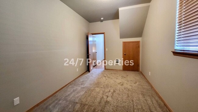Building Photo - Charming 4B/3BA Craftsman in Gresham!