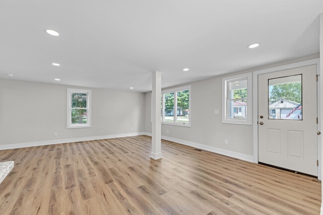 Building Photo - 9045 Hillcrest Dr