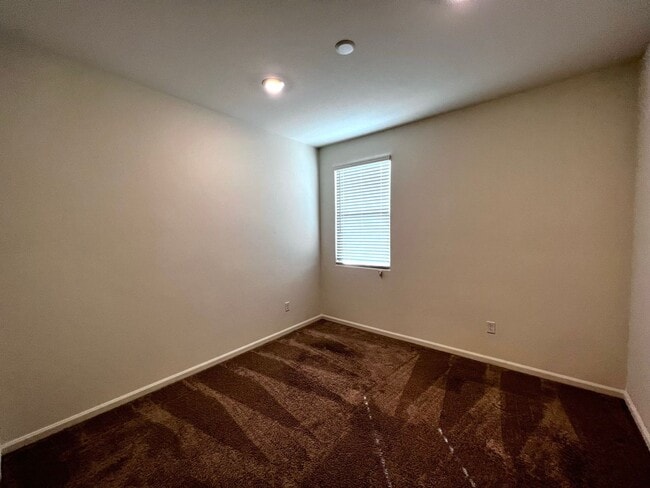 Building Photo - 4 Bedroom Home with 3-Car Garage in Gladde...