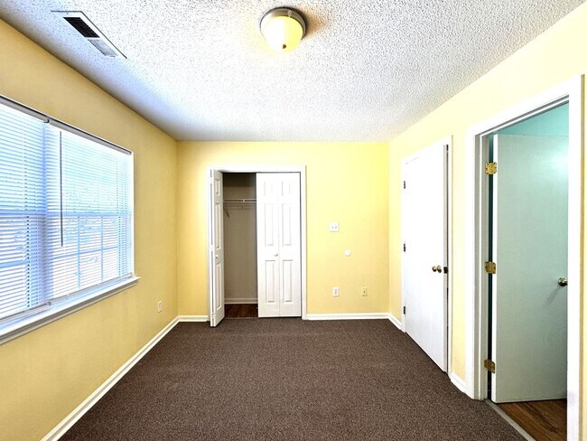 Building Photo - 2BR/2.5 Bath Townhome Minutes to Camp Lejuene