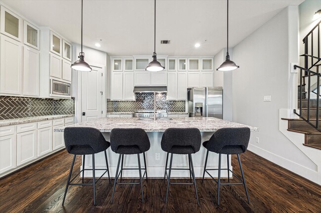 Building Photo - 912 Yale St