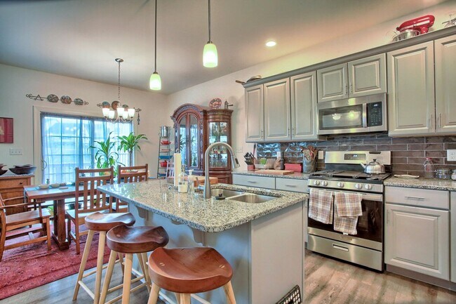 Building Photo - 3 bedroom townhome