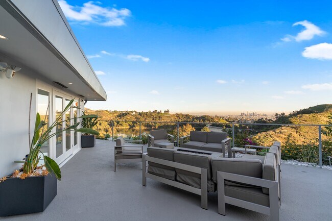Building Photo - 2900 Lakeridge Dr