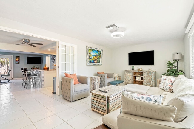 Building Photo - 3003 W Vina Del Mar Blvd