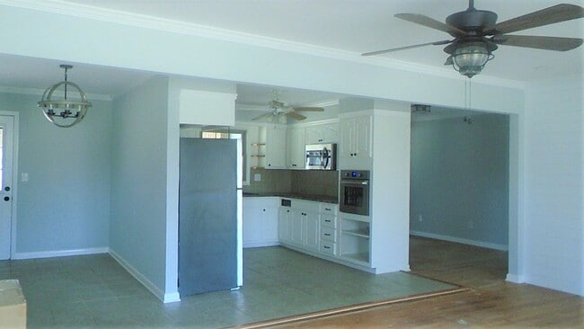 Building Photo - 3 Bedroom 2 Bathroom Home - Ask About the Move In Special!