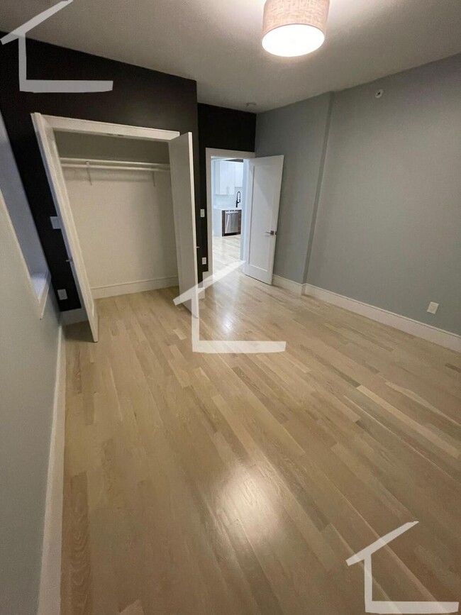 Building Photo - Huge 3 bed in Washington square