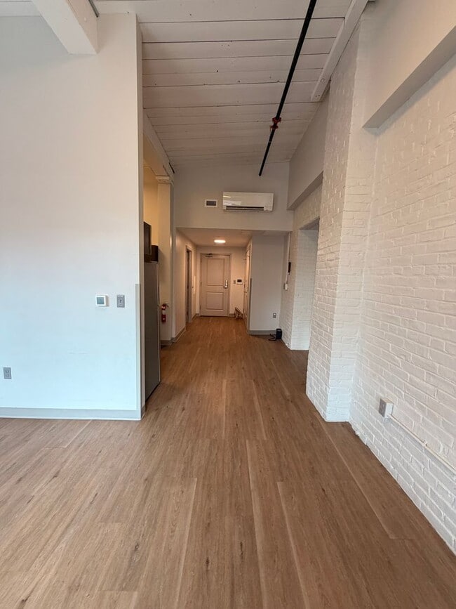 Building Photo - Dewitt Block, Rare 2 Bed/1 Bath Apartment Available Immediately - $1,866 - ALL UTILITIES INCLUDED