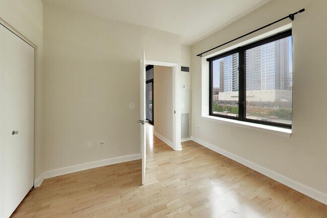 Building Photo - 1322 S Prairie Ave