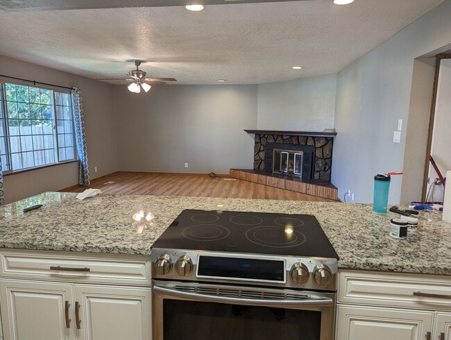 Building Photo - 3 Bedroom on the north side of Twin Falls