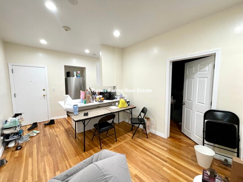 Building Photo - 879 Beacon St