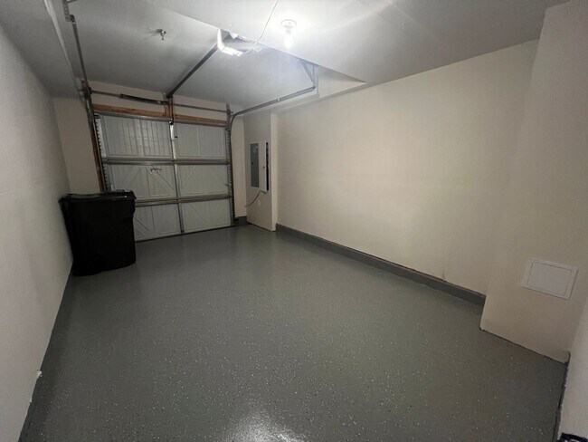 Building Photo - Stunning 3 BR/2.5 BA Townhome in Greenbelt!