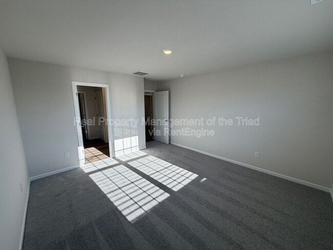 Building Photo - 329 Kingscote Wy