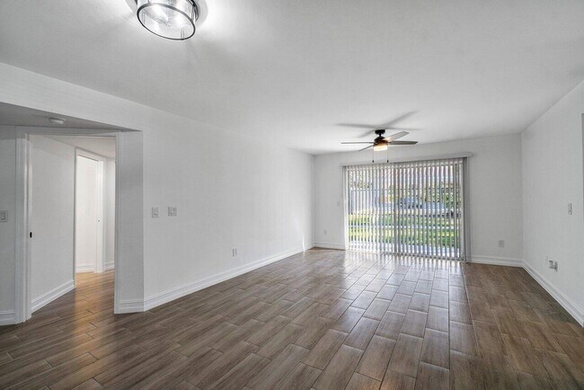 Building Photo - 1500 Crestwood Ct S