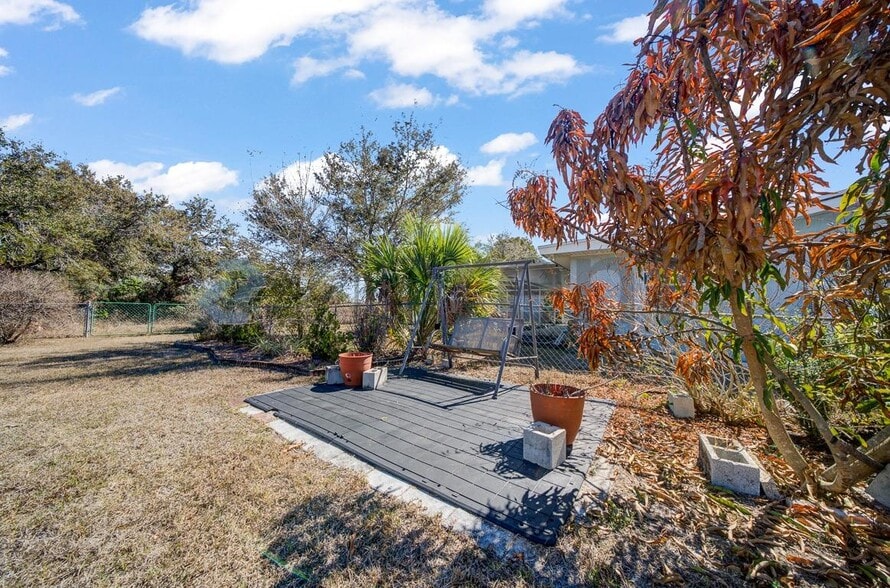 Building Photo - 2540 Sistina St