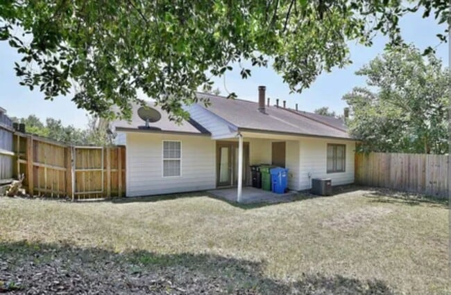 Building Photo - 3 Bedroom 2 Bath- back yard covered patio