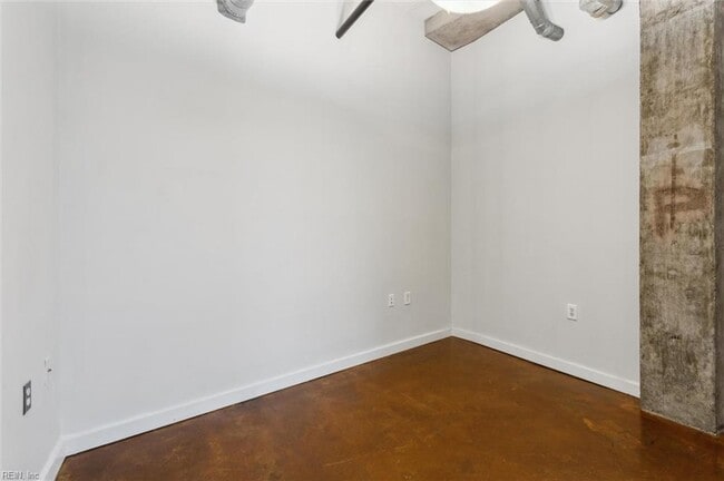 Building Photo - 412 St Pauls Blvd