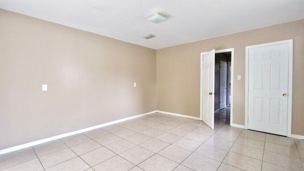 Building Photo - 1348 W Evans Cir