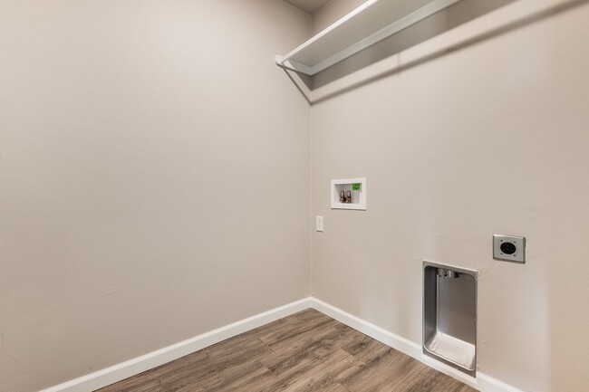 Building Photo - Available in Mustang. Showings begin Frida...