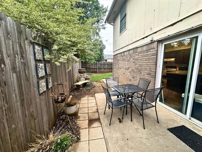Building Photo - 6913 N Spinnaker Ln