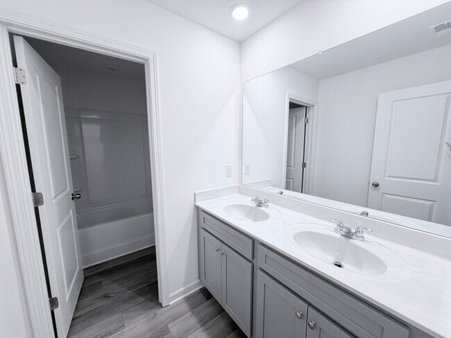 Building Photo - 522 Red Dragon Dr