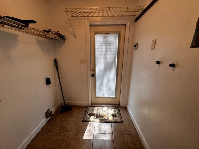 Building Photo - 358 John King Rd