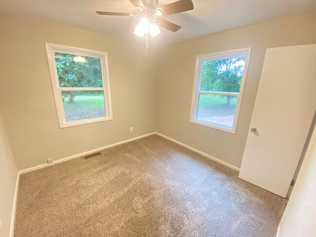 Building Photo - 3bd/1ba House Renovated In 2021 near Hwy 21 & Hwy 70