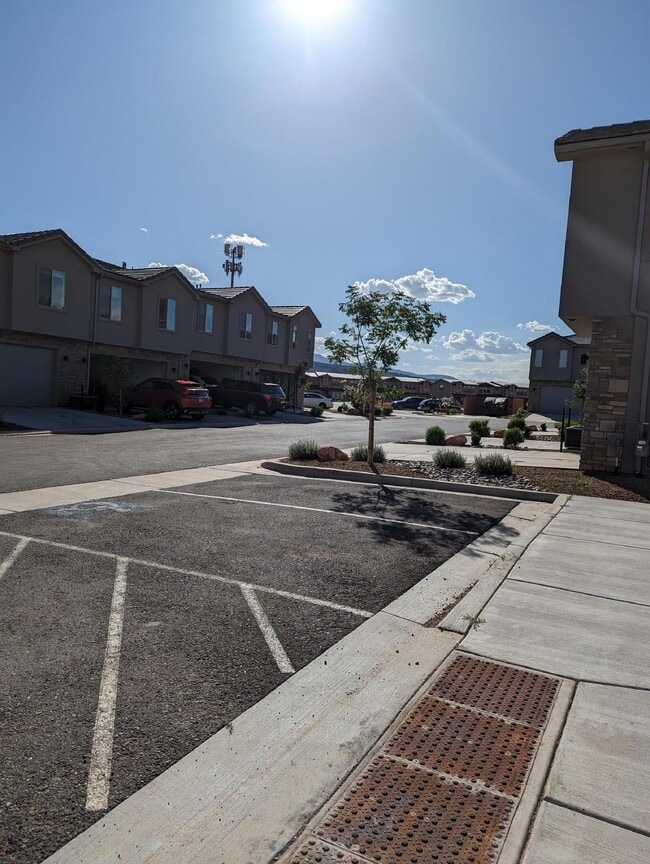 Building Photo - Azalea Townhome Poolside Living 3 Bed 2.5 Bath Smart Home - Looking for 2 Female Roommates