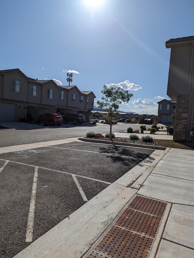 Building Photo - Azalea Townhome Poolside Living 3 Bed 2.5 Bath Smart Home