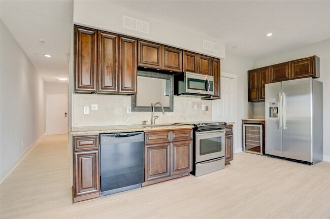 Building Photo - 351 Lakeside Ln