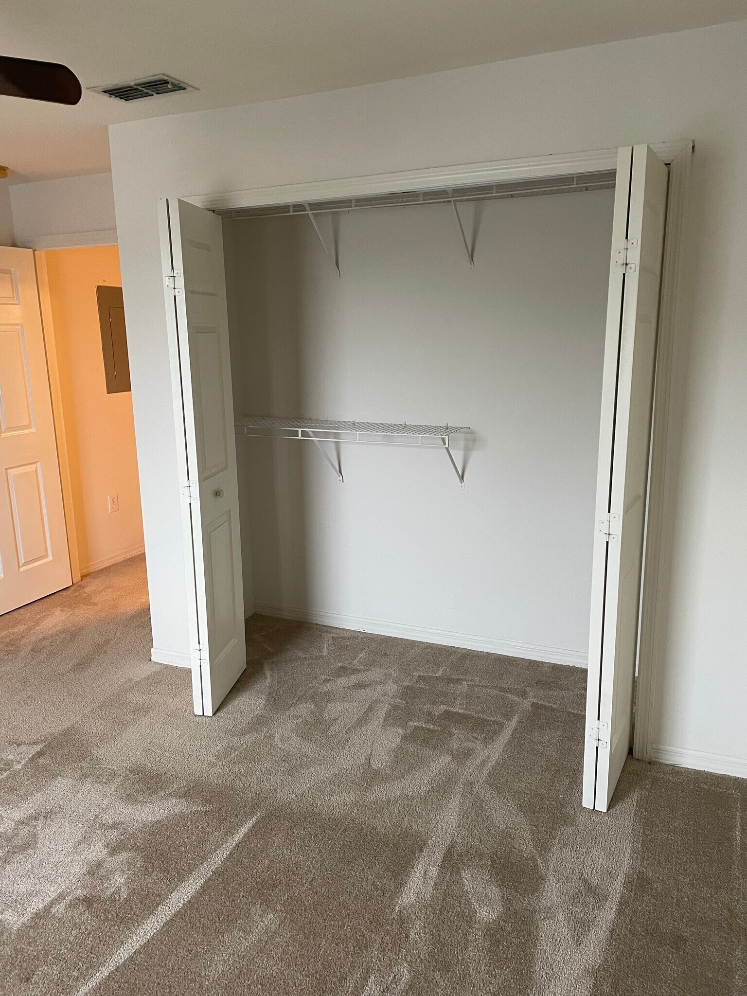 Building Photo - 5455 Vineland Rd