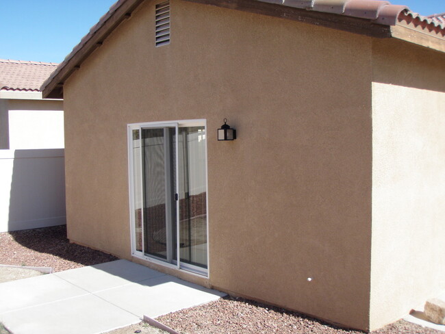 Building Photo - 3 Bedroom 2 Bath located in Mountain View DHS